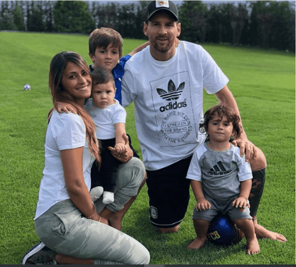 Lionel Messi Partage Une Photo De Famille Avec Sa Femme Et Ses Fils